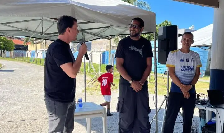 Atletismo de Balneário Camboriú recebe campeão olímpico e recordista mundial em salto em altura