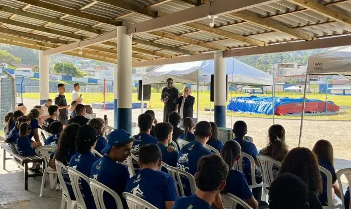 Atletismo de Balneário Camboriú recebe campeão olímpico e recordista mundial em salto em altura