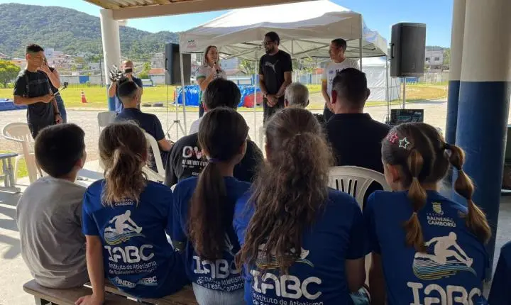 Atletismo de Balneário Camboriú recebe campeão olímpico e recordista mundial em salto em altura