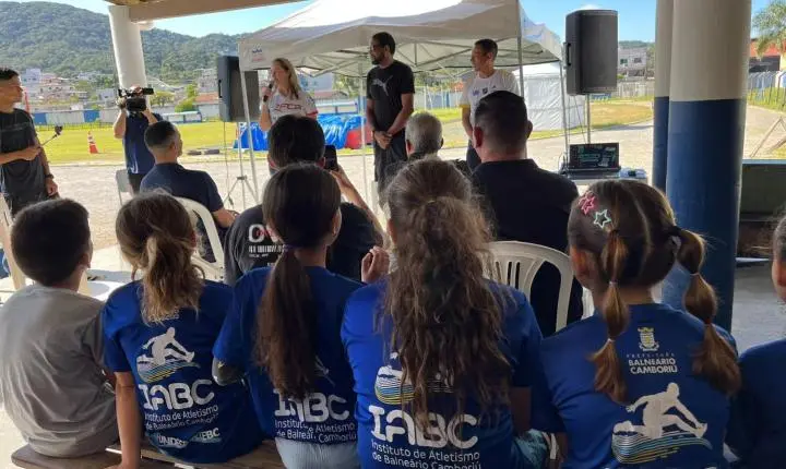 Atletismo de Balneário Camboriú recebe campeão olímpico e recordista mundial em salto em altura