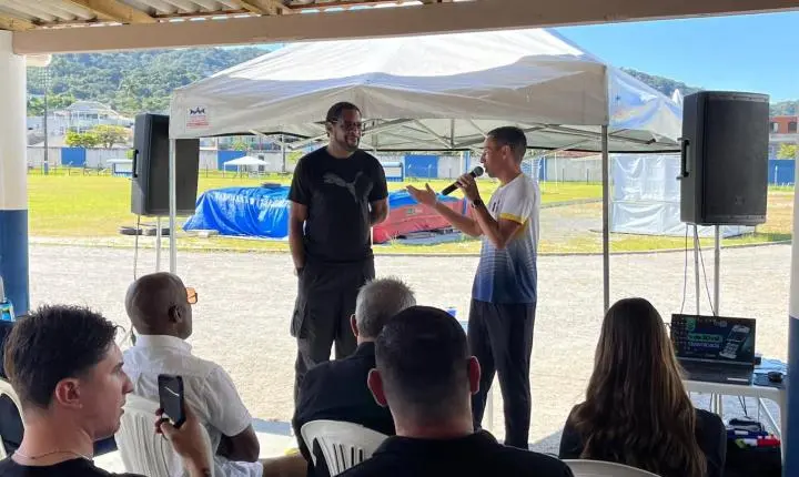 Atletismo de Balneário Camboriú recebe campeão olímpico e recordista mundial em salto em altura