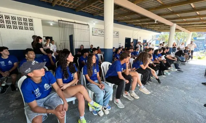 Atletismo de Balneário Camboriú recebe campeão olímpico e recordista mundial em salto em altura