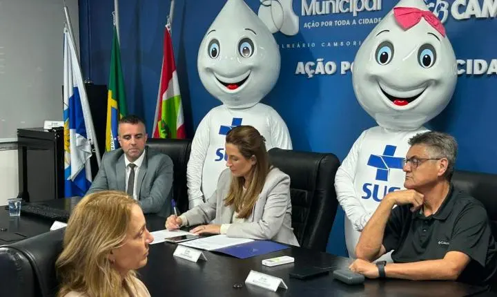 Ato simbólico com vacinadoras marca sanção da lei que institui gratificação para a categoria em Balneário Camboriú