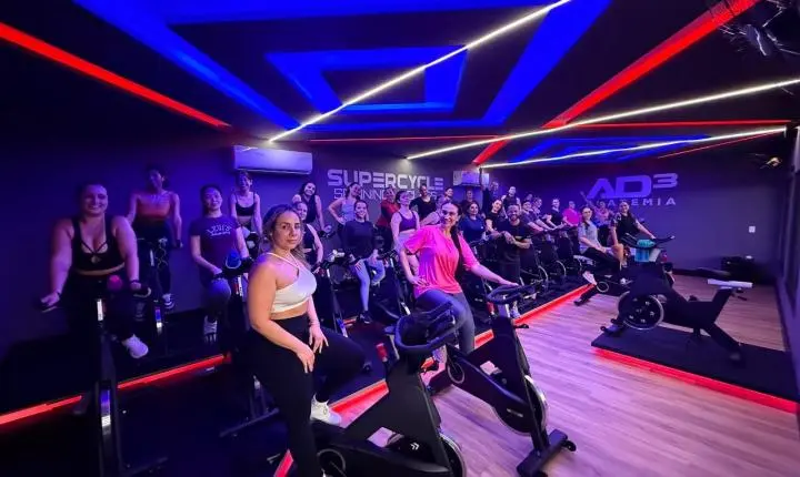 Aulão gratuito de spinning movimenta Porto Belo Outlet Premium neste sábado