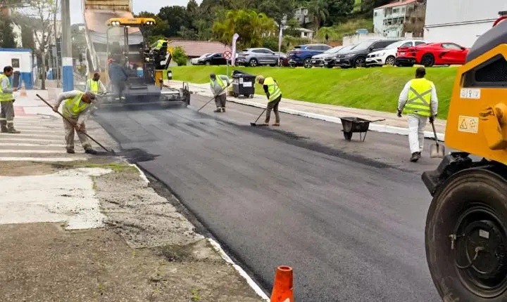 Avenida dos Tucanos, no Ariribá, recebe requalificação asfáltica