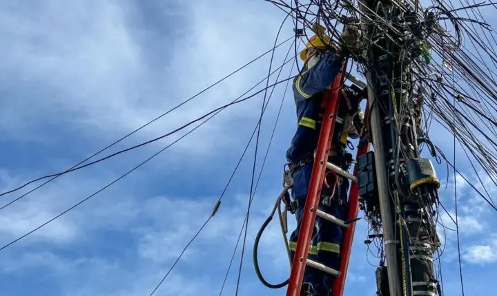 Bairro dos Estados recebe força-tarefa de retirada de fios soltos e obsoletos