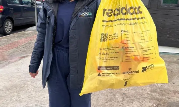 Balneário Camboriú amplia teste com sacos amarelos para coleta seletiva