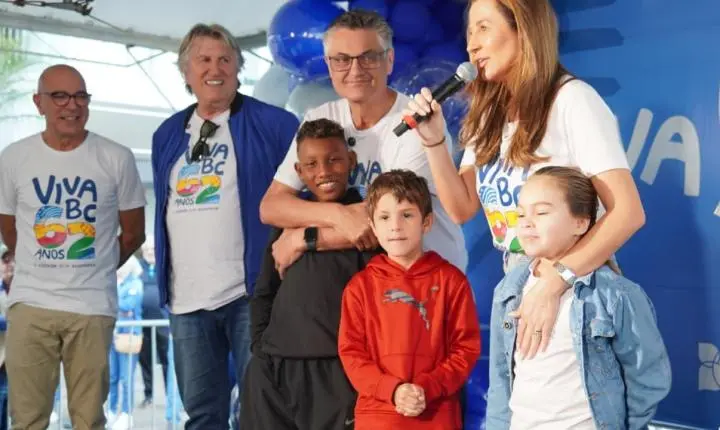 Balneário Camboriú celebra 62 anos com tradicional corte dos bolos de aniversário