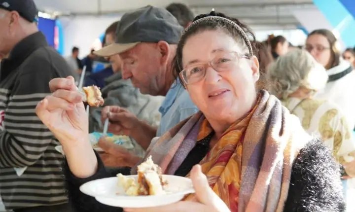 Balneário Camboriú celebra 62 anos com tradicional corte dos bolos de aniversário