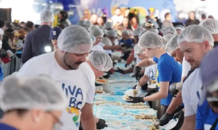 Balneário Camboriú celebra 62 anos com tradicional corte dos bolos de aniversário