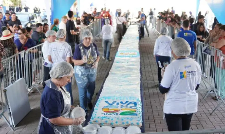 Balneário Camboriú celebra 62 anos com tradicional corte dos bolos de aniversário