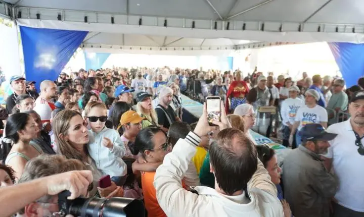 Balneário Camboriú celebra 62 anos com tradicional corte dos bolos de aniversário