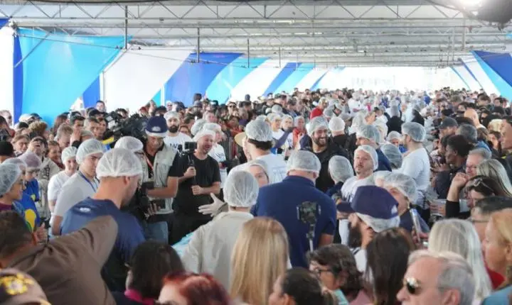 Balneário Camboriú celebra 62 anos com tradicional corte dos bolos de aniversário