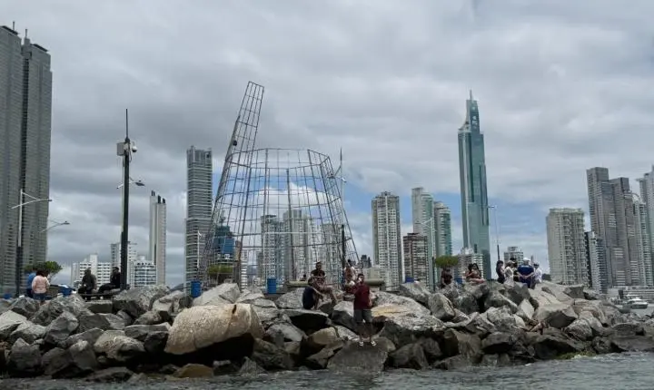Balneário Camboriú começa a receber a decoração de Natal