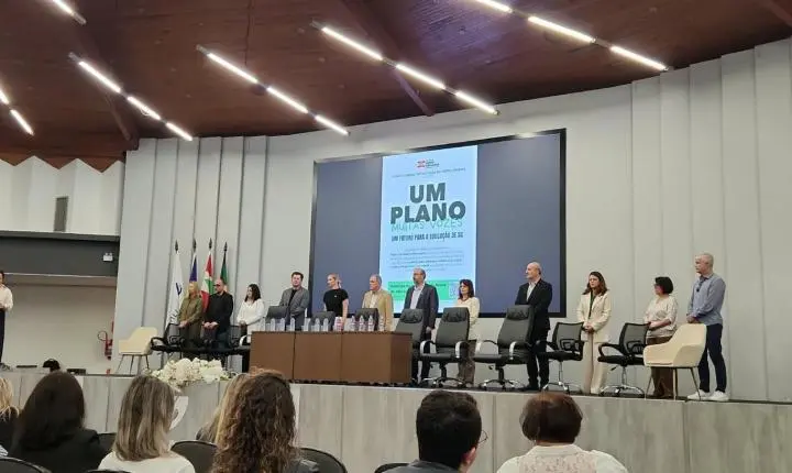 Balneário Camboriú participa de seminário para construção do Plano Estadual de Educação