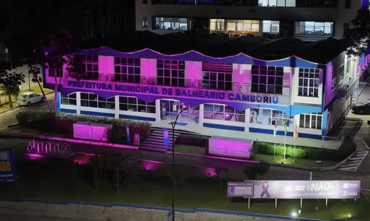 Balneário Camboriú tem noite iluminada com cor da campanha de conscientização da violência contra a mulher