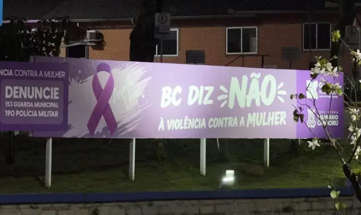 Balneário Camboriú tem noite iluminada com cor da campanha de conscientização da violência contra a mulher