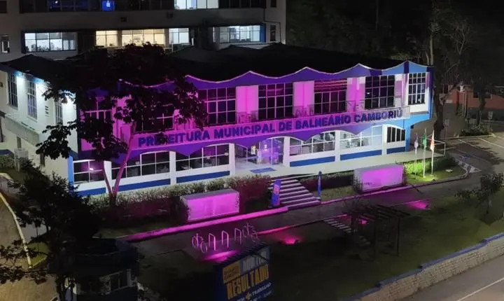 Balneário Camboriú tem noite iluminada com cor da campanha de conscientização da violência contra a mulher
