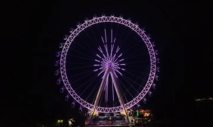 Balneário Camboriú tem noite iluminada com cor da campanha de conscientização da violência contra a mulher