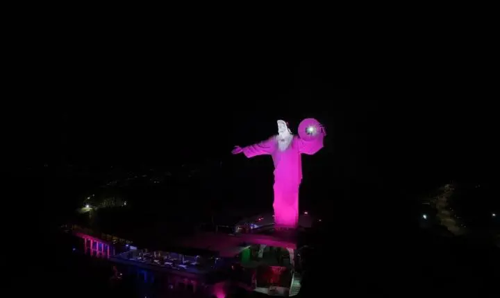 Balneário Camboriú tem noite iluminada com cor da campanha de conscientização da violência contra a mulher