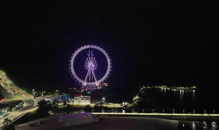 Balneário Camboriú tem noite iluminada com cor da campanha de conscientização da violência contra a mulher