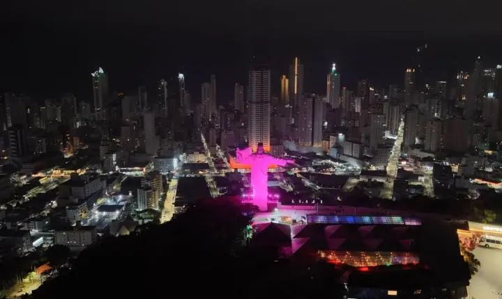 Balneário Camboriú tem noite iluminada com cor da campanha de conscientização da violência contra a mulher