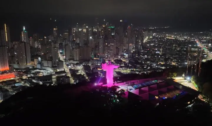 Balneário Camboriú tem noite iluminada com cor da campanha de conscientização da violência contra a mulher