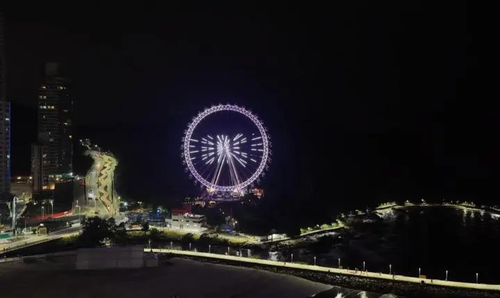Balneário Camboriú tem noite iluminada com cor da campanha de conscientização da violência contra a mulher