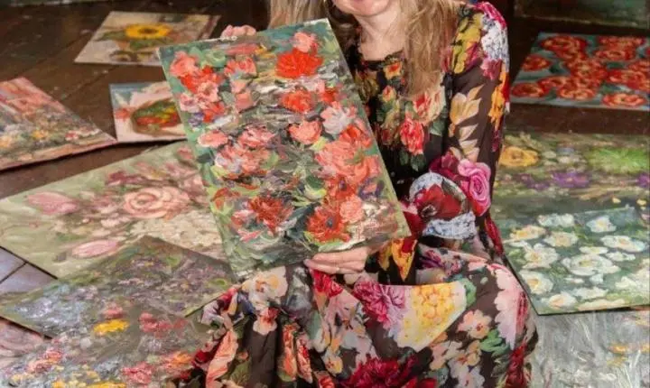 Balneário Shopping recebe exposição “É Preciso Florir”, da artista Fabrícia Gonçalves
