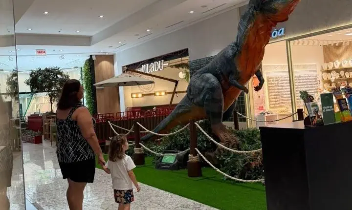 Balneário Shopping reúne dinossauros em tamanho real, parques e cinema para as férias escolares 