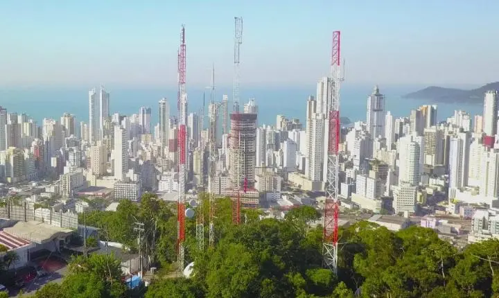 Câmara de Balneário Camboriú assina termo relativo à TV aberta com Ministério das Comunicações