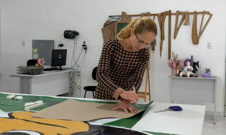 Camboriú: Casa das Oficinas transforma banners usados em aventais e promove conscientização ambiental