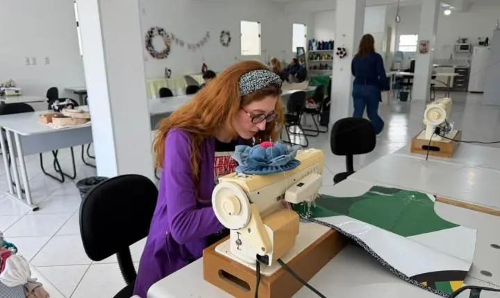 Camboriú: Casa das Oficinas transforma banners usados em aventais e promove conscientização ambiental