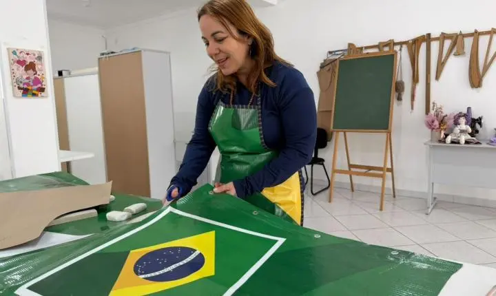 Camboriú: Casa das Oficinas transforma banners usados em aventais e promove conscientização ambiental