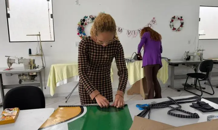 Camboriú: Casa das Oficinas transforma banners usados em aventais e promove conscientização ambiental