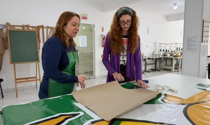 Camboriú: Casa das Oficinas transforma banners usados em aventais e promove conscientização ambiental
