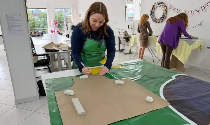Camboriú: Casa das Oficinas transforma banners usados em aventais e promove conscientização ambiental