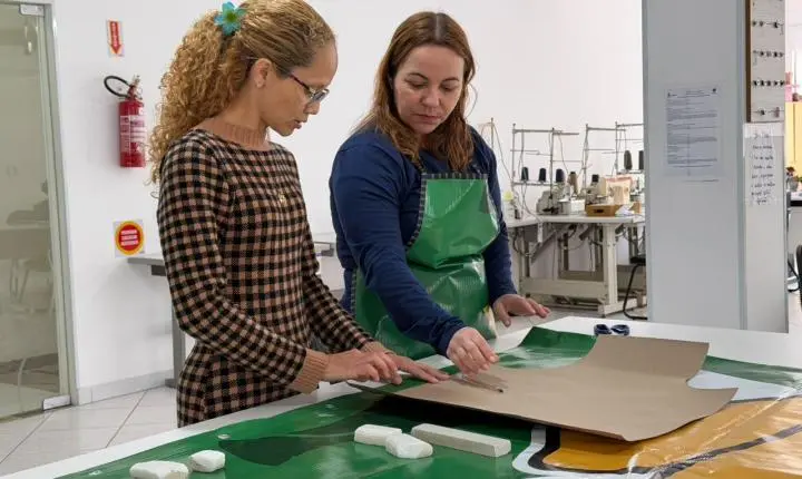 Camboriú: Casa das Oficinas transforma banners usados em aventais e promove conscientização ambiental