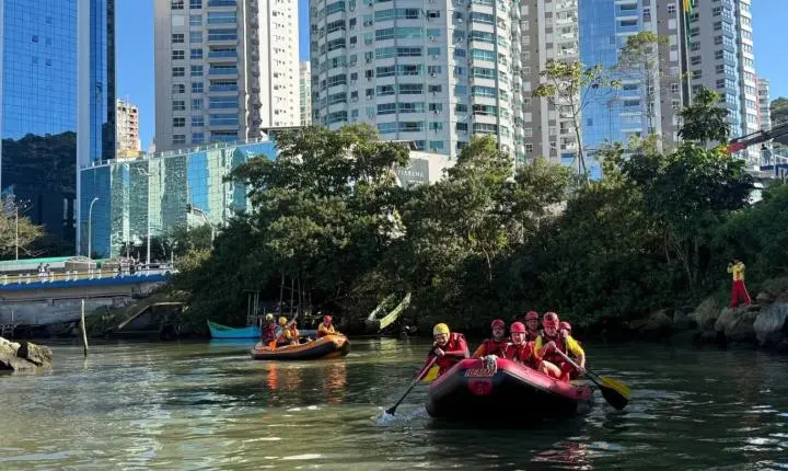 Camboriú: Defesa Civil participa de treinamento de salvamento, resgate e condução de embarcações