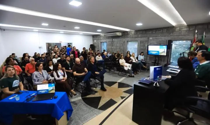 Camboriú entrega Plano Municipal de Turismo e define estratégias para fortalecer o desenvolvimento do setor