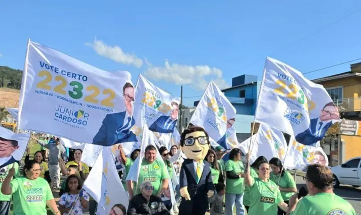 Caminhadas do candidato à reeleição Junior Cardoso reúnem apoiadores em Camboriú e Itajaí