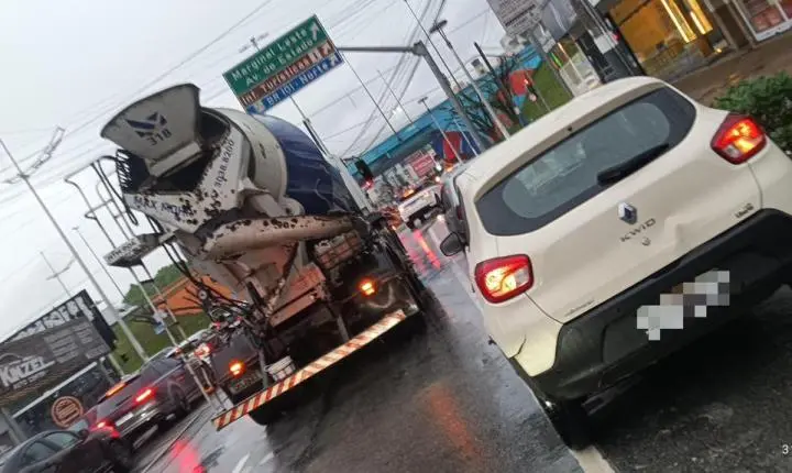 Caminhão colide na traseira de Renault Kwid e deixa danos materiais em Balneário Camboriú - Confira as alterações do trânsito nesta terça-feira: