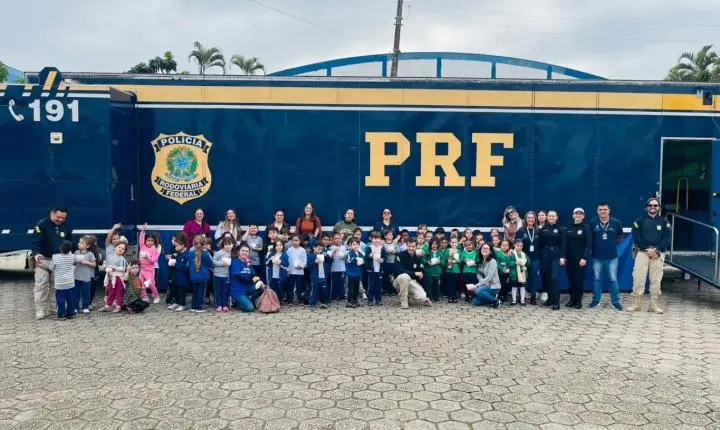Carreta Educativa da PRF atendeu 1,3 mil alunos em Balneário Camboriú