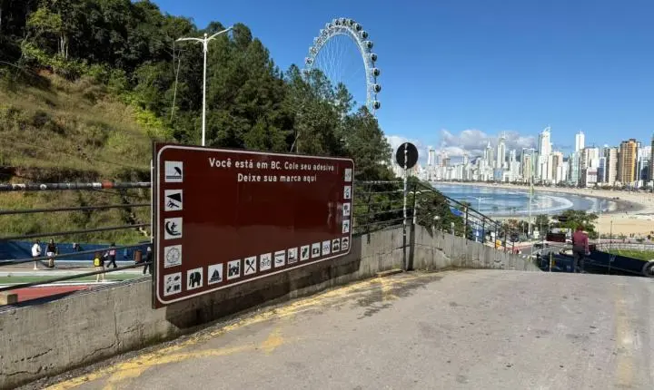 Cartão-postal de Balneário Camboriú ganha placa turística para colagem de adesivos