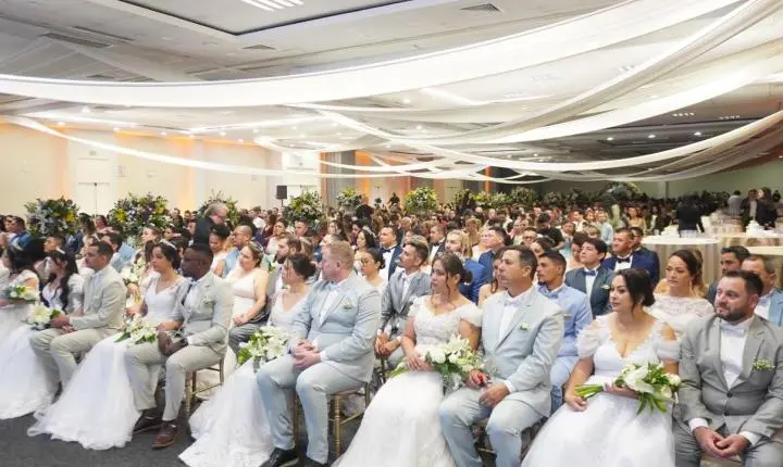 Casamento Coletivo celebra união de 62 casais no aniversário de Balneário Camboriú