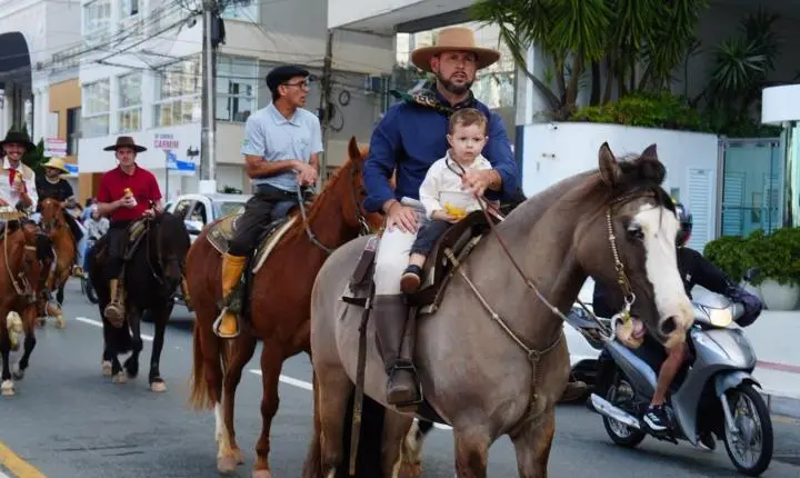 Cavalgada Farroupilha leva tradição gaúcha para as ruas de Balneário Camboriú