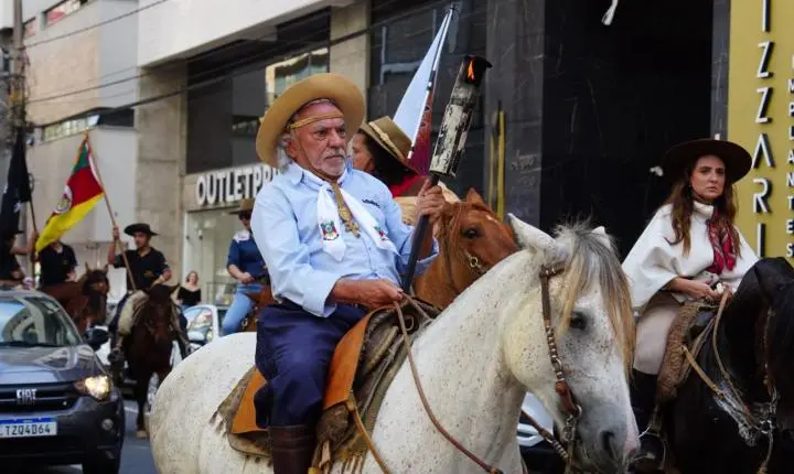 Cavalgada Farroupilha leva tradição gaúcha para as ruas de Balneário Camboriú