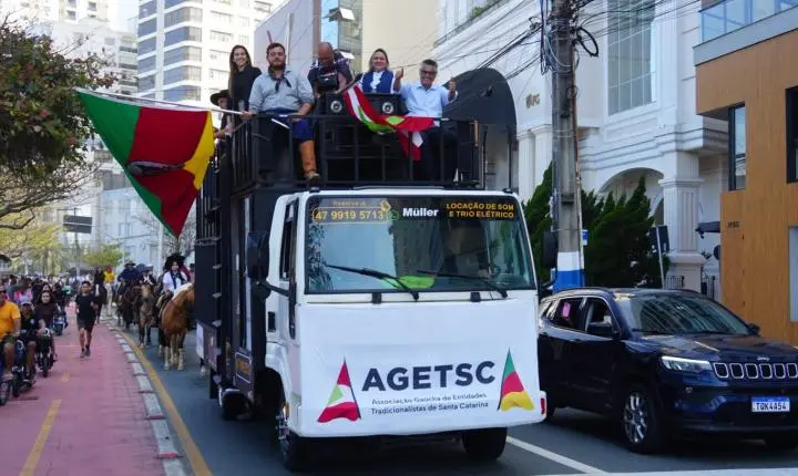 Cavalgada Farroupilha leva tradição gaúcha para as ruas de Balneário Camboriú
