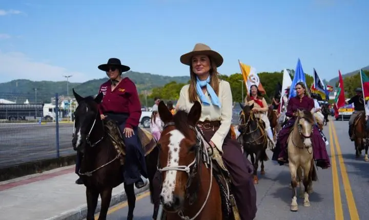 Cavalgada Farroupilha leva tradição gaúcha para as ruas de Balneário Camboriú