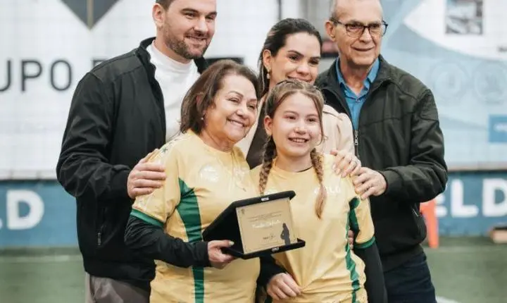 CELD celebra 20 anos com estrelas do futebol e arrecada quatro toneladas de alimentos em Balneário Camboriú